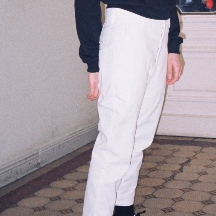 white cotton trousers, high-waisted with a straight leg, 3 pockets, 2 on the sides and 1 on the back. Womens pants produced locally. cruba