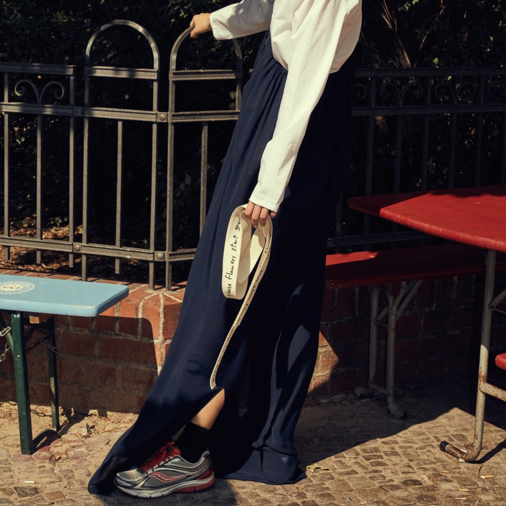 two different neckline options, bootneck or V-neck, light viscose, pockets, dark blue/navy