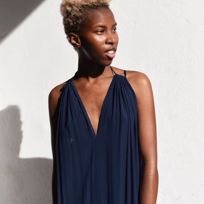 two different neckline options, bootneck or V-neck, light viscose, pockets, dark blue/navy