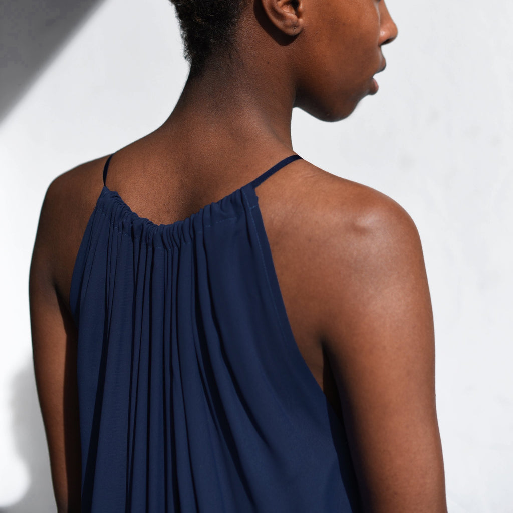 two different neckline options, bootneck or V-neck, light viscose, pockets, dark blue/navy