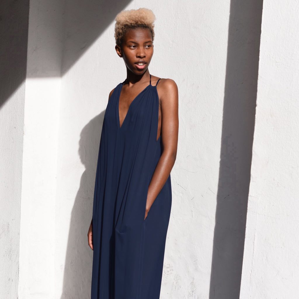 two different neckline options, bootneck or V-neck, light viscose, pockets, dark blue/navy