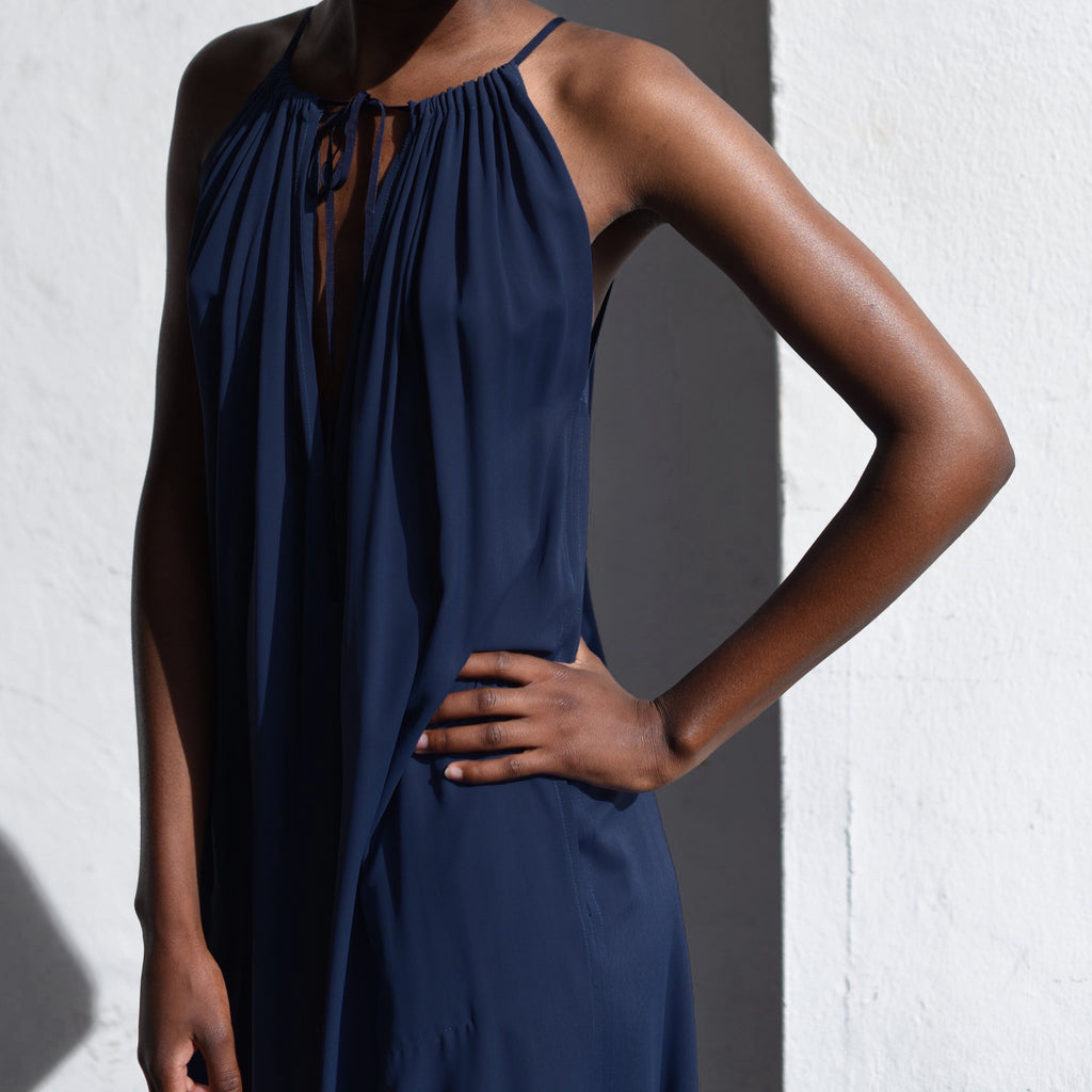 two different neckline options, bootneck or V-neck, light viscose, pockets, dark blue/navy